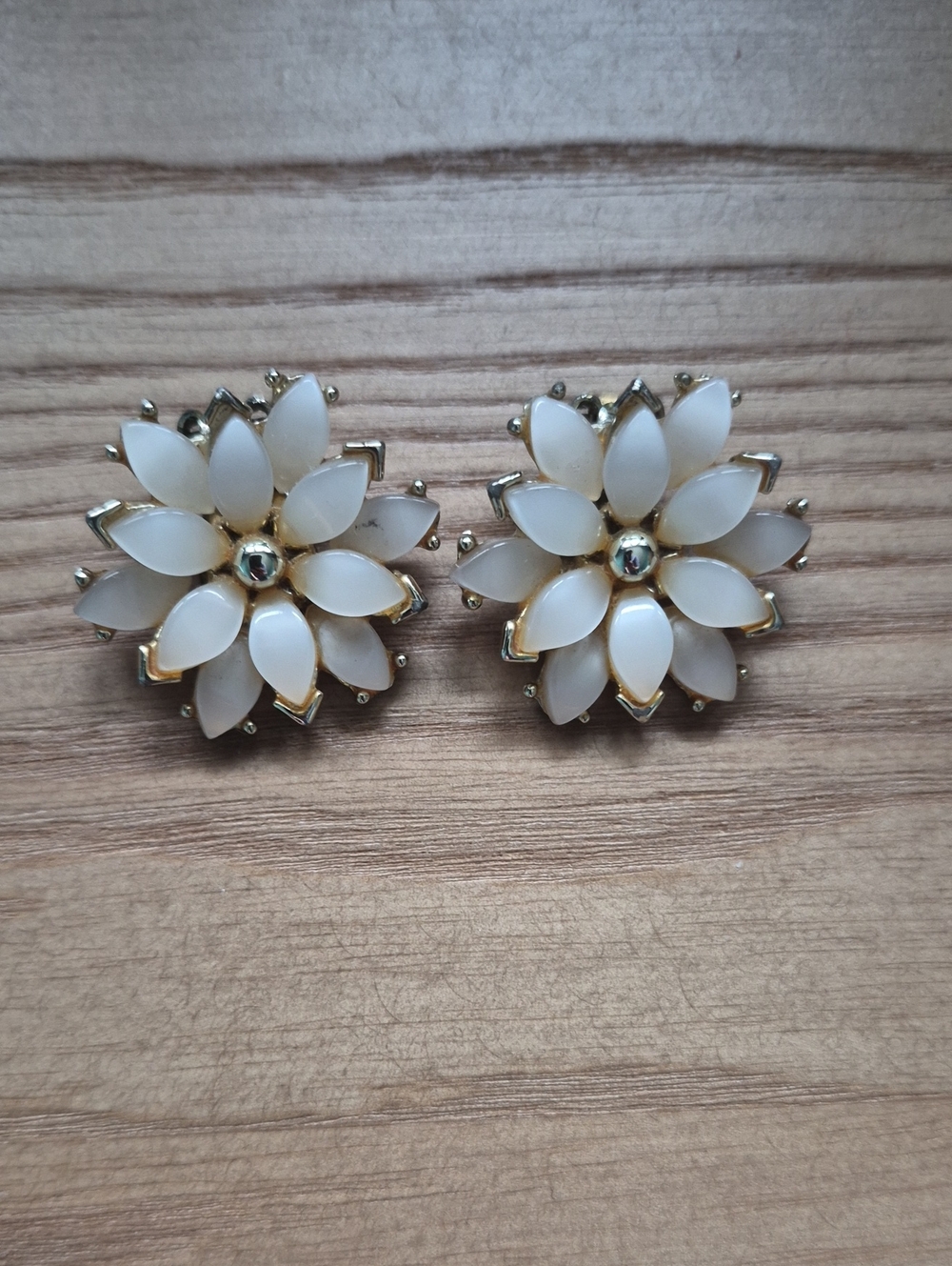 VTG Signed Kramer White Moonglow Flower Clip On Earrings Gold Tone 1950s